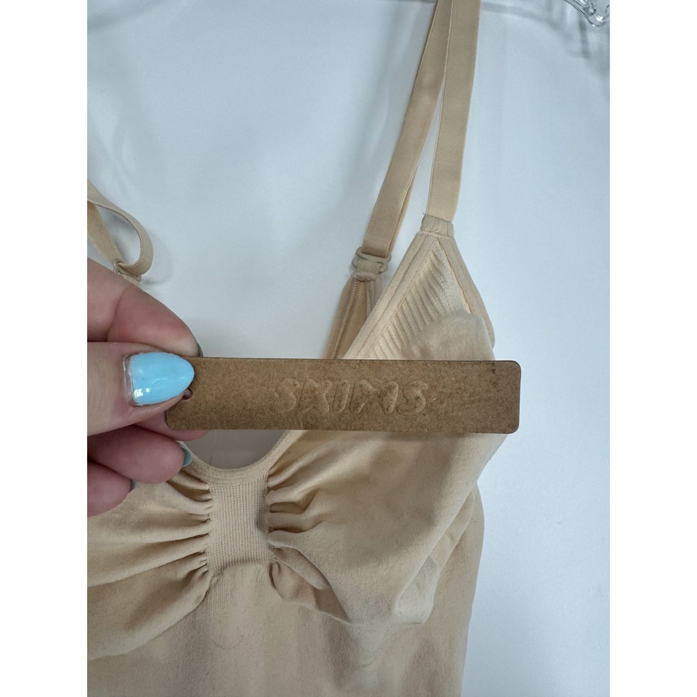 SKIMS Seamless Sculpt Thong Bodysuit Womens Medium Sand Tan Adjustable Straps - Picture 3 of 6